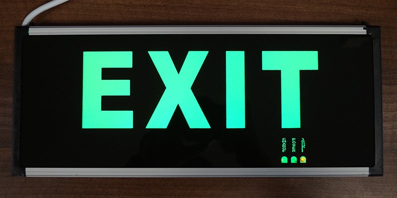 Núdzové LED svietidlo s pohotovostným režimom - s piktogramom smer úniku exit – jednostranné – závesné